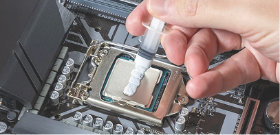 Photo d’un technicien appliquant de la pâte thermique sur un processeur